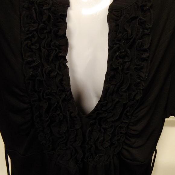 Blouse with V cut and ruffle - Picture 2 of 3